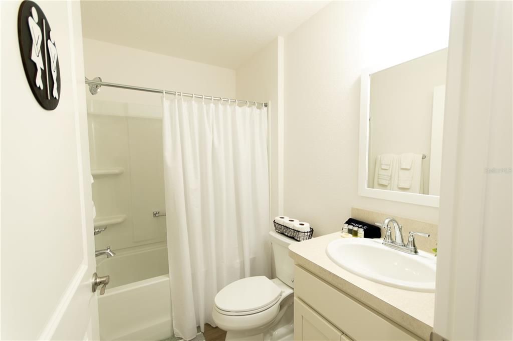 For Sale: $269,000 (2 beds, 2 baths, 979 Square Feet)