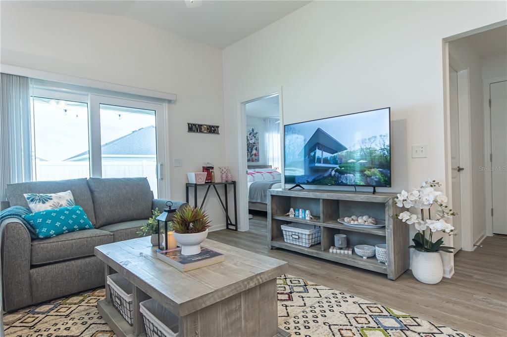 For Sale: $269,000 (2 beds, 2 baths, 979 Square Feet)