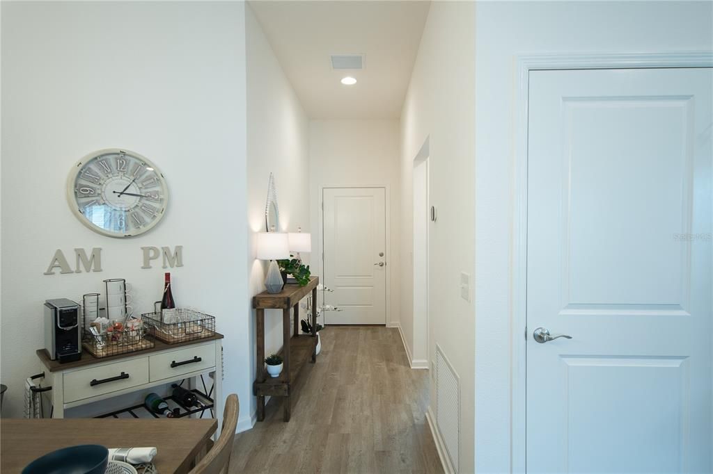 For Sale: $269,000 (2 beds, 2 baths, 979 Square Feet)