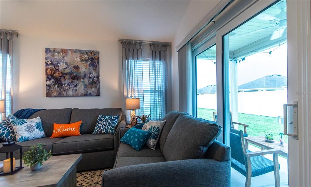 For Sale: $269,000 (2 beds, 2 baths, 979 Square Feet)