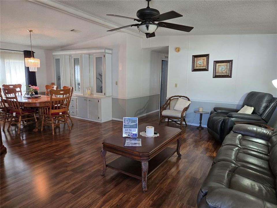 Activo con contrato: $155,000 (2 camas, 2 baños, 1327 Pies cuadrados)