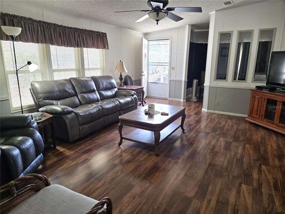 Activo con contrato: $155,000 (2 camas, 2 baños, 1327 Pies cuadrados)