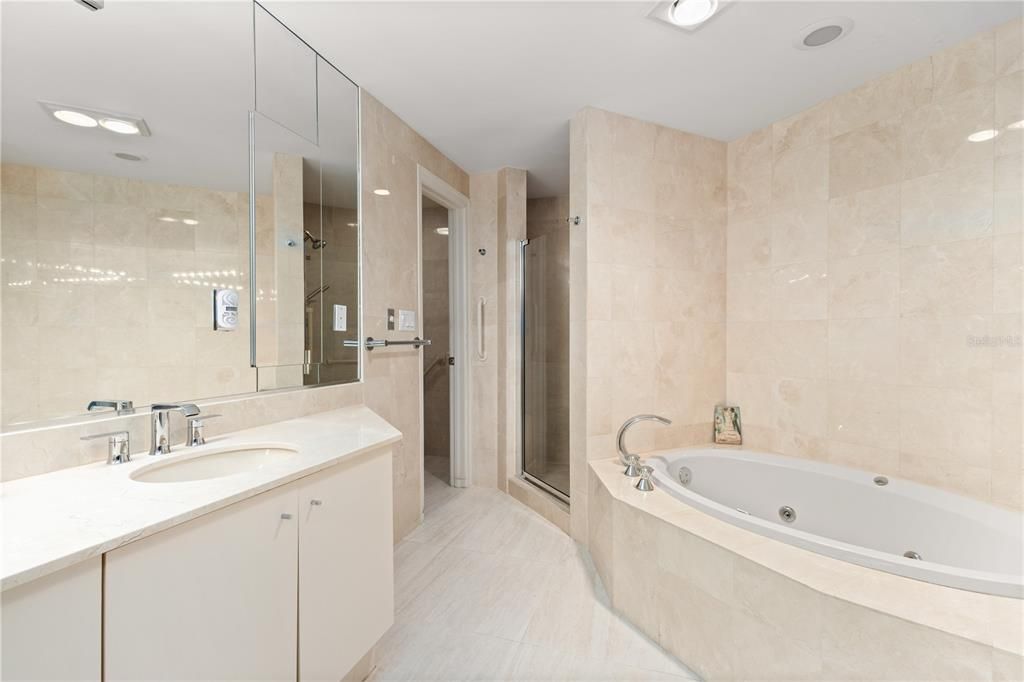 Activo con contrato: $2,599,000 (3 camas, 2 baños, 2580 Pies cuadrados)