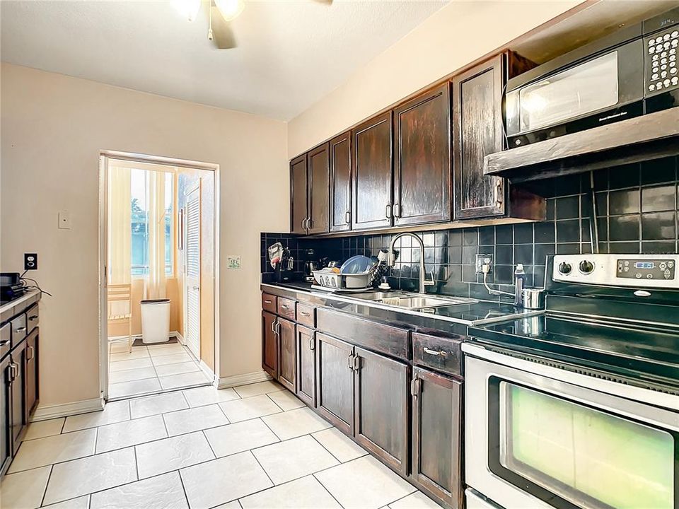 На продажу: $123,000 (2 спален, 1 ванн, 1134 Квадратных фут)