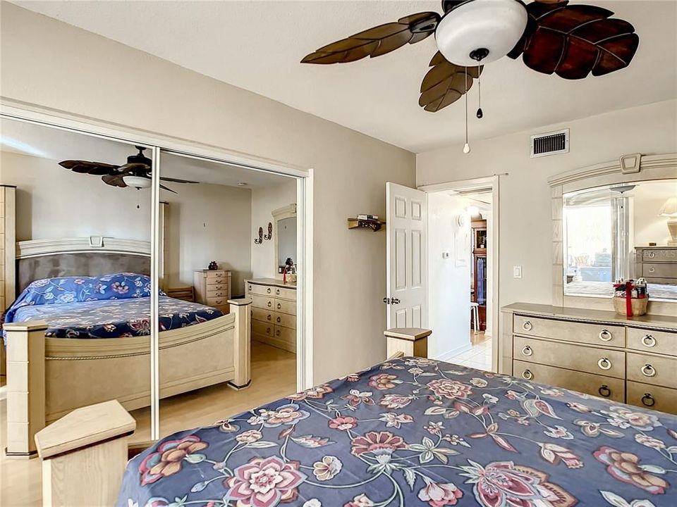 На продажу: $123,000 (2 спален, 1 ванн, 1134 Квадратных фут)