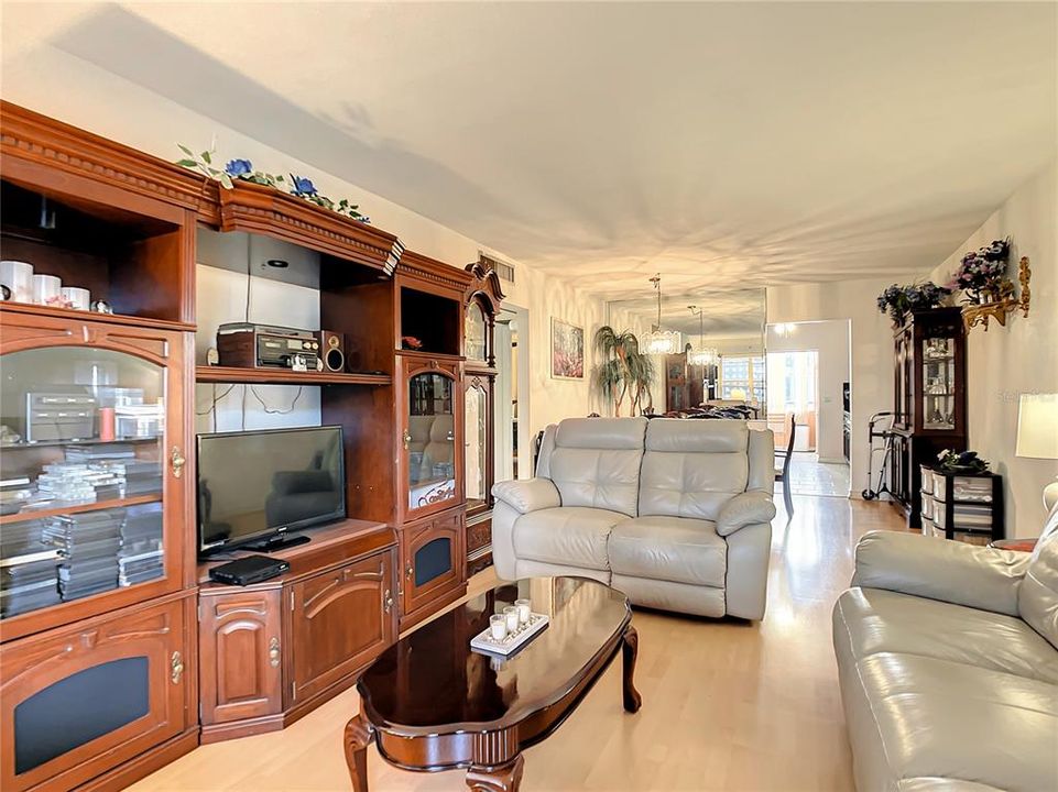 На продажу: $123,000 (2 спален, 1 ванн, 1134 Квадратных фут)