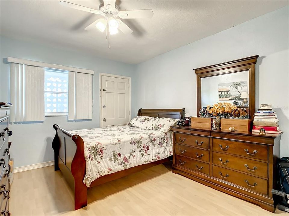 На продажу: $123,000 (2 спален, 1 ванн, 1134 Квадратных фут)