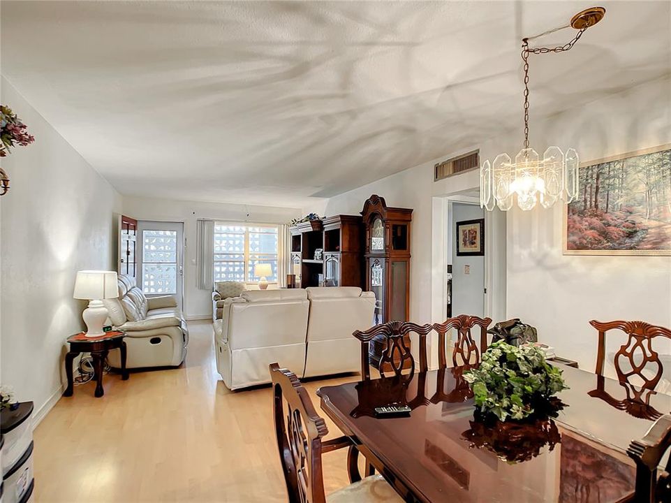 На продажу: $123,000 (2 спален, 1 ванн, 1134 Квадратных фут)