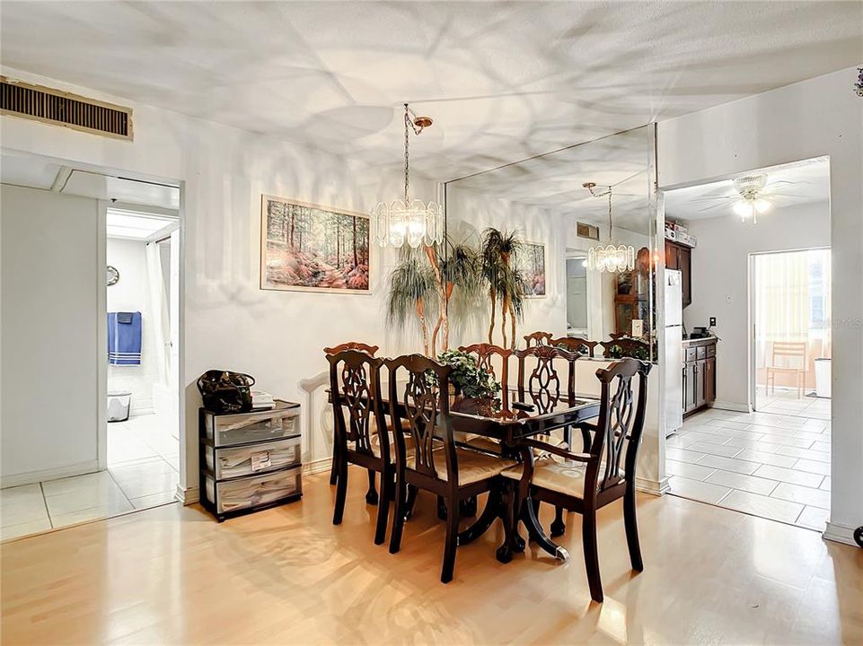 На продажу: $123,000 (2 спален, 1 ванн, 1134 Квадратных фут)