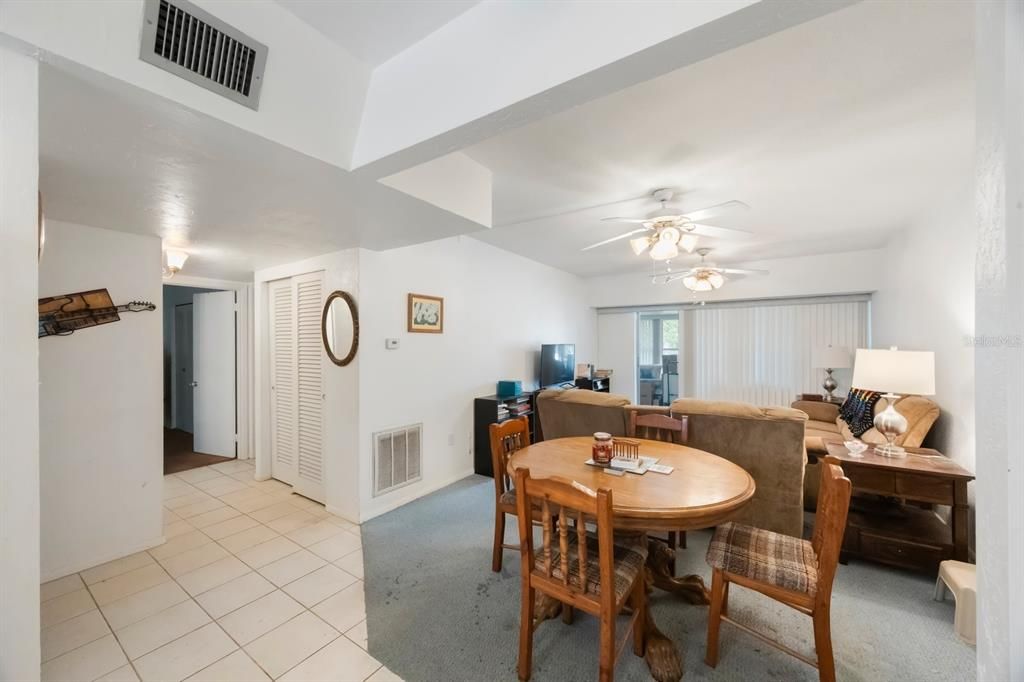 Под контрактом: $142,500 (2 спален, 2 ванн, 1050 Квадратных фут)