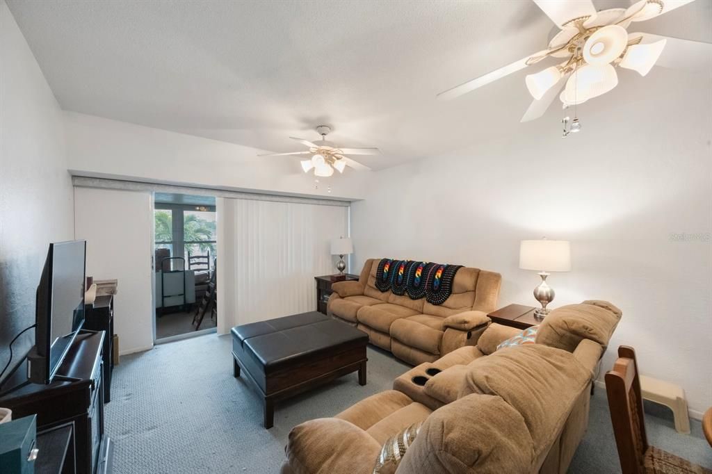 Под контрактом: $142,500 (2 спален, 2 ванн, 1050 Квадратных фут)