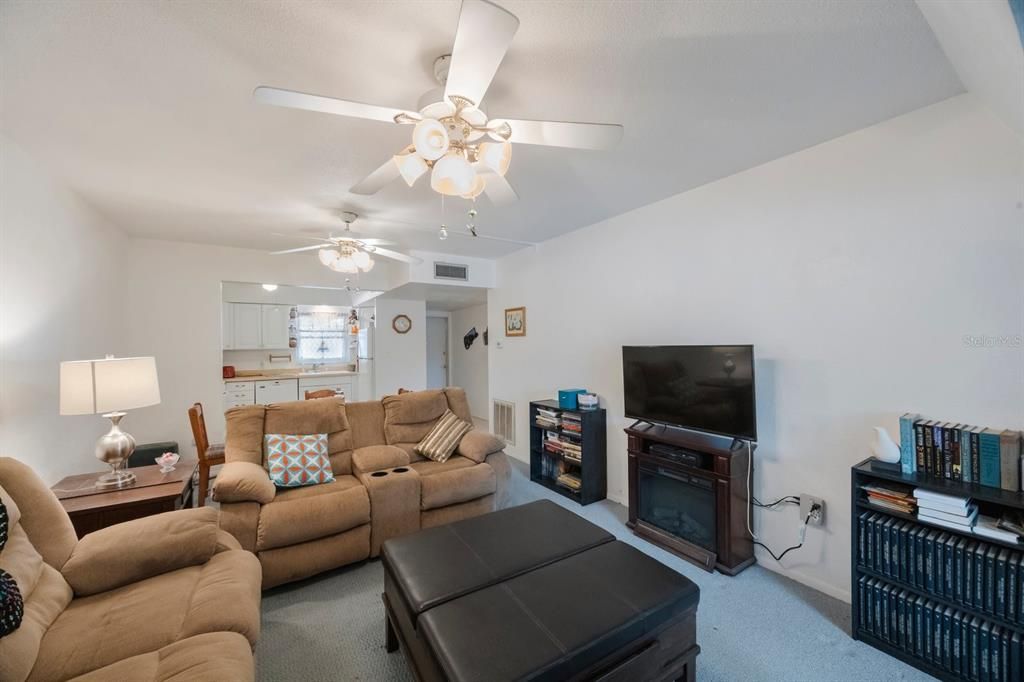 Под контрактом: $142,500 (2 спален, 2 ванн, 1050 Квадратных фут)