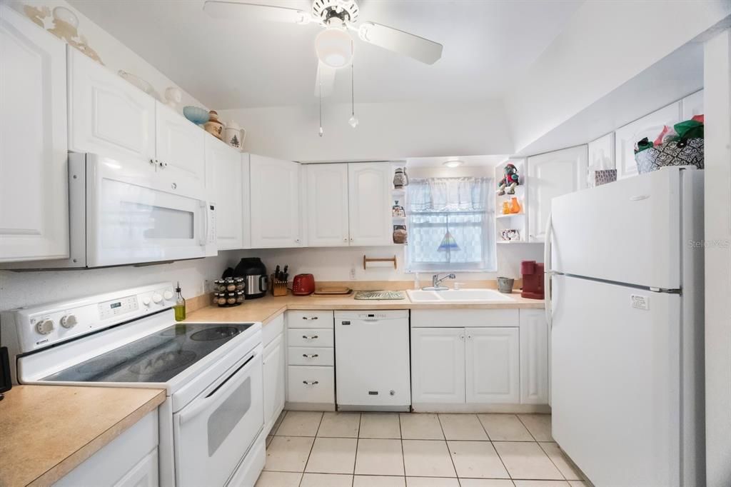 Под контрактом: $142,500 (2 спален, 2 ванн, 1050 Квадратных фут)