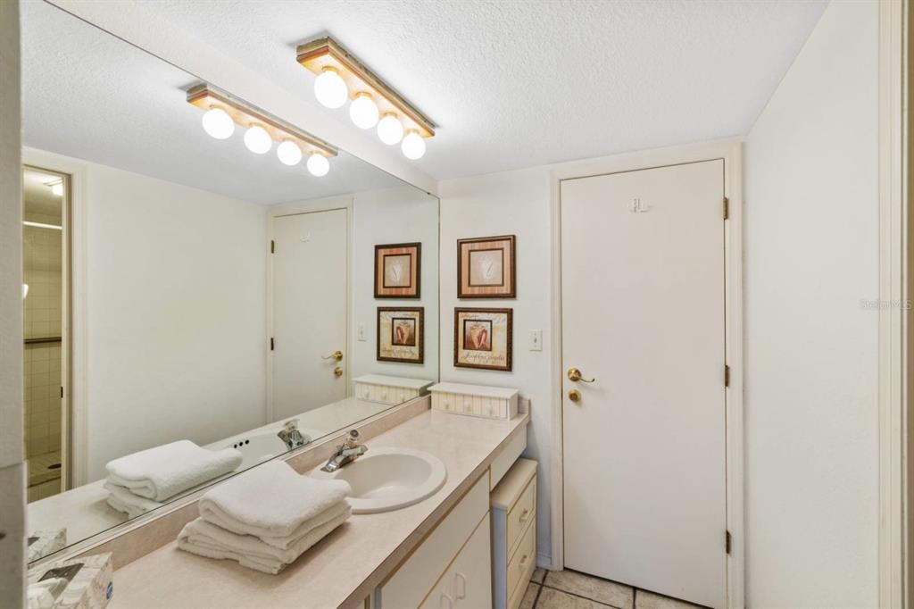 出租: $3,340 (2 贝兹, 2 浴室, 1050 平方英尺)