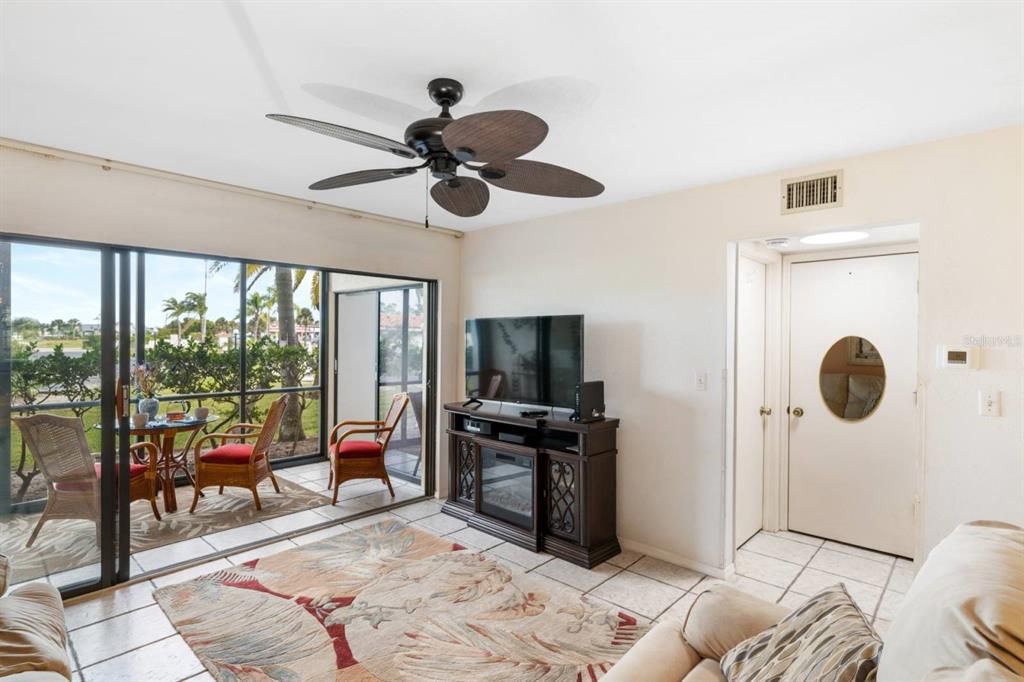 出租: $3,340 (2 贝兹, 2 浴室, 1050 平方英尺)