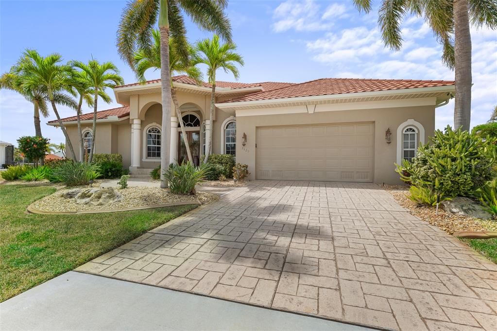 最近售出: $925,000 (3 贝兹, 3 浴室, 2681 平方英尺)