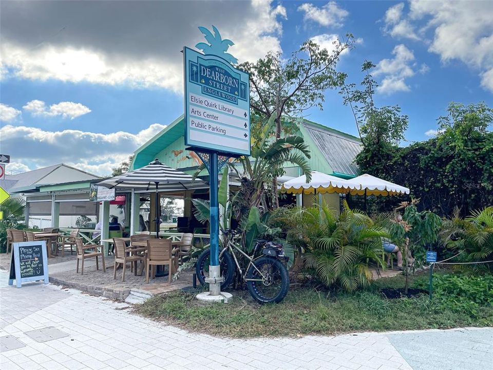 Под контрактом: $384,999 (3 спален, 2 ванн, 2035 Квадратных фут)