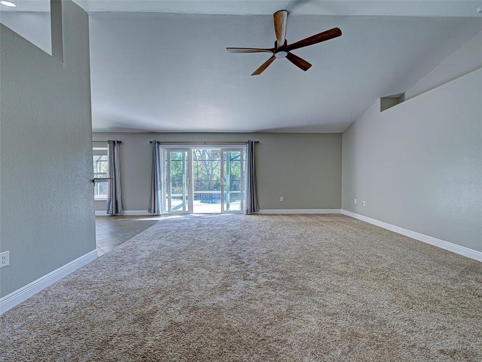 Под контрактом: $384,999 (3 спален, 2 ванн, 2035 Квадратных фут)