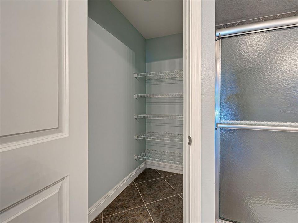 Под контрактом: $384,999 (3 спален, 2 ванн, 2035 Квадратных фут)