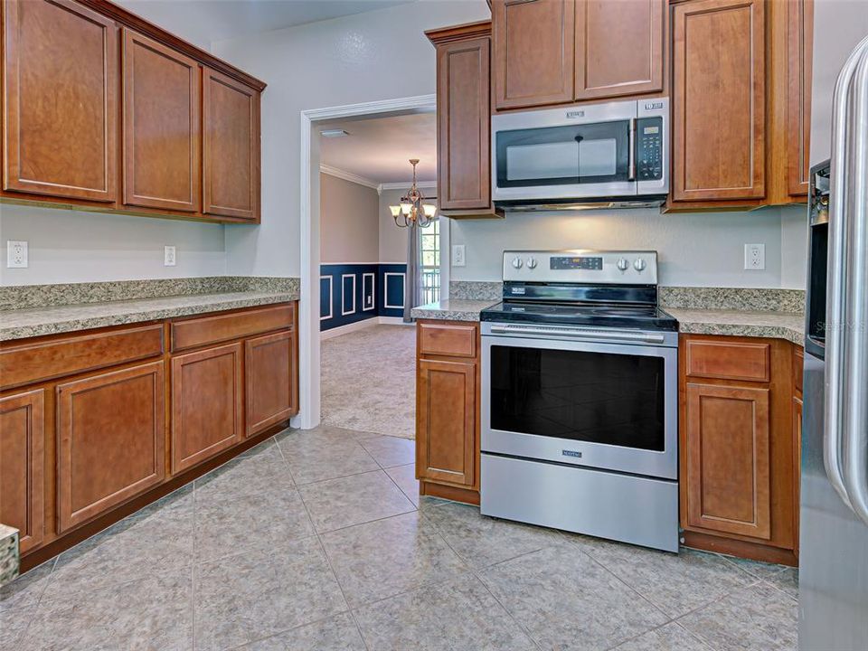 Под контрактом: $384,999 (3 спален, 2 ванн, 2035 Квадратных фут)