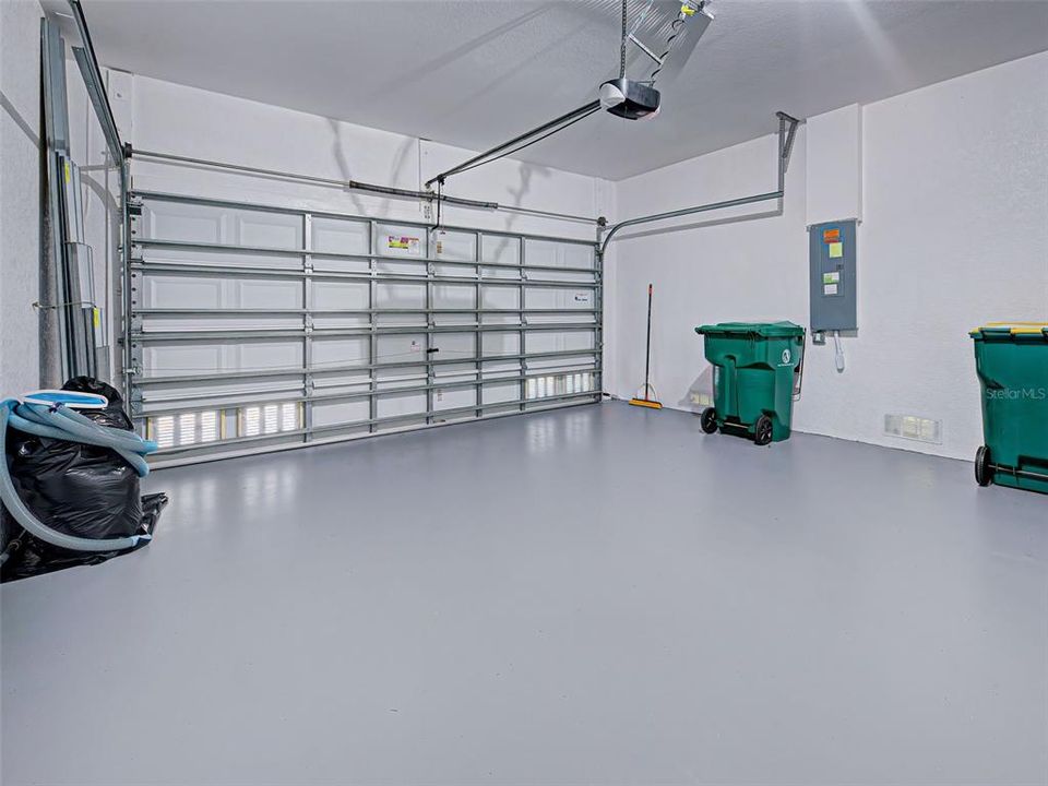 Под контрактом: $384,999 (3 спален, 2 ванн, 2035 Квадратных фут)