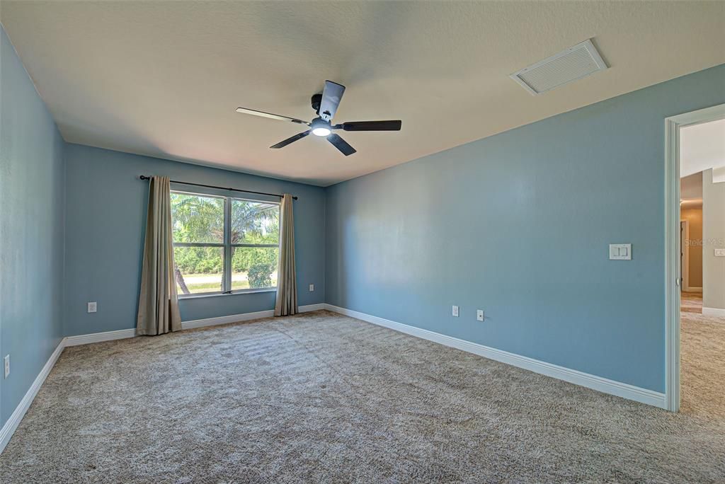 Под контрактом: $384,999 (3 спален, 2 ванн, 2035 Квадратных фут)