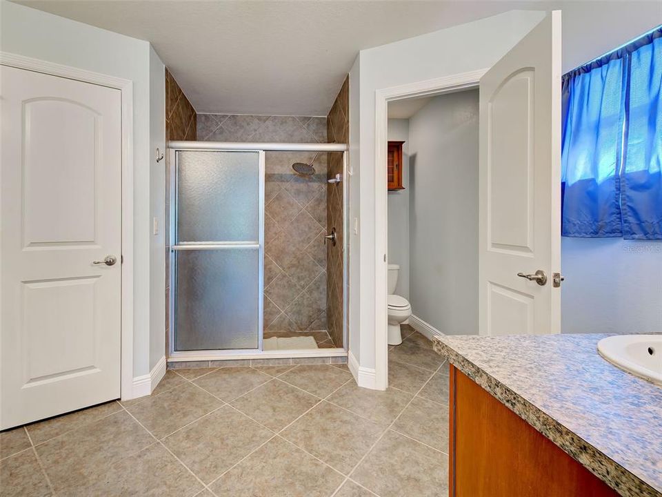 Под контрактом: $384,999 (3 спален, 2 ванн, 2035 Квадратных фут)