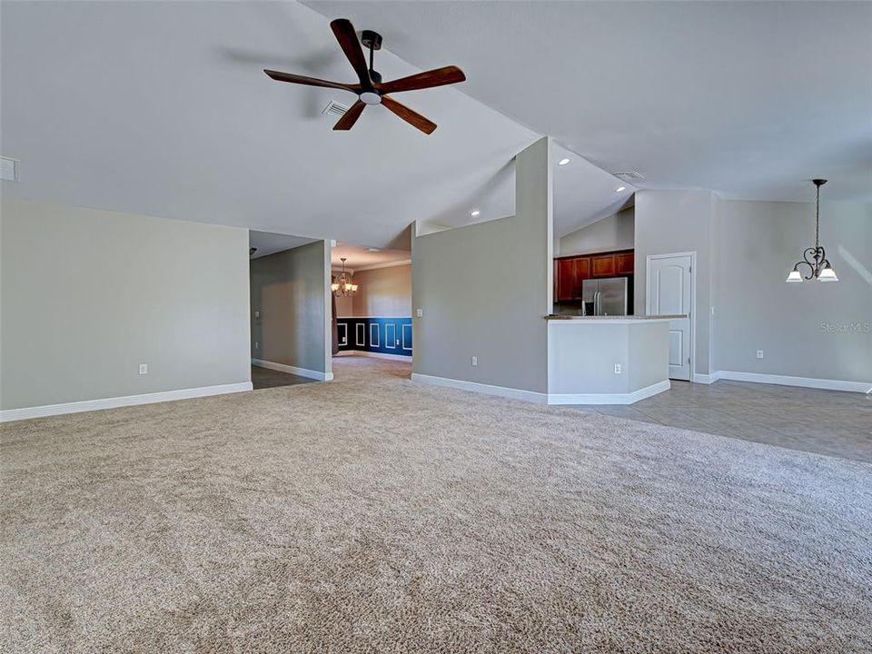 Под контрактом: $384,999 (3 спален, 2 ванн, 2035 Квадратных фут)