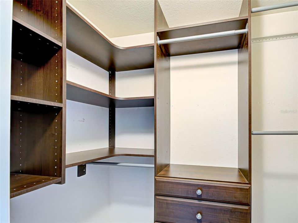 Под контрактом: $384,999 (3 спален, 2 ванн, 2035 Квадратных фут)