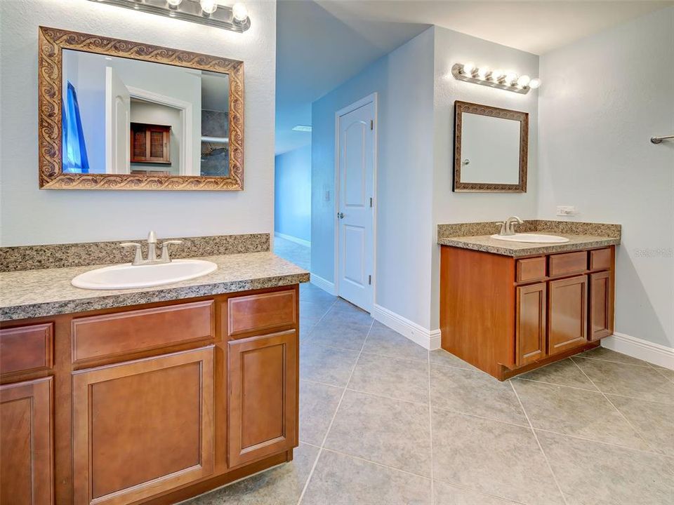 Под контрактом: $384,999 (3 спален, 2 ванн, 2035 Квадратных фут)