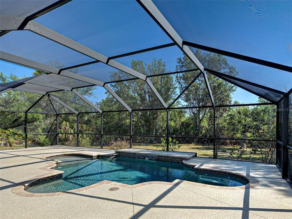 Под контрактом: $384,999 (3 спален, 2 ванн, 2035 Квадратных фут)