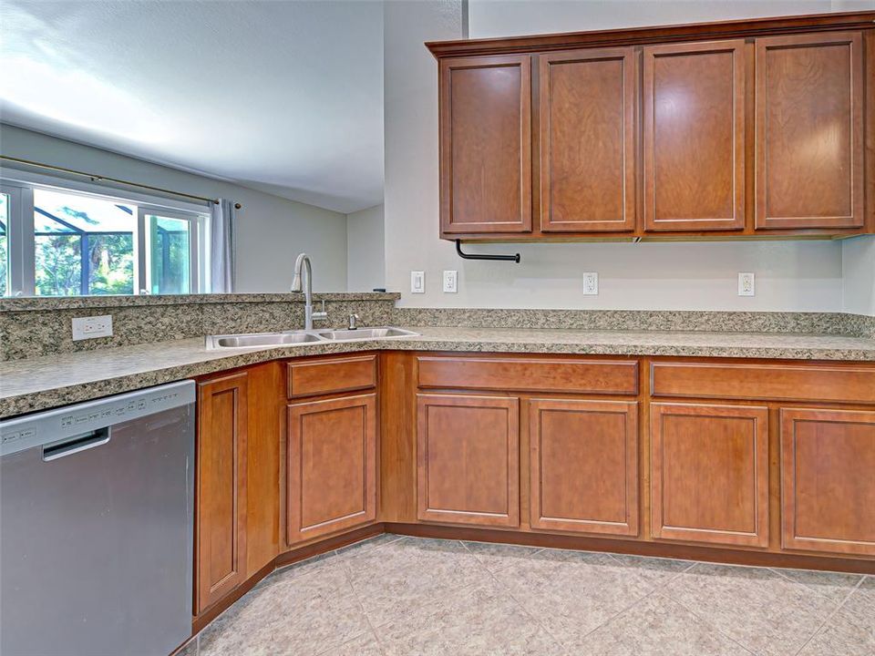 Под контрактом: $384,999 (3 спален, 2 ванн, 2035 Квадратных фут)