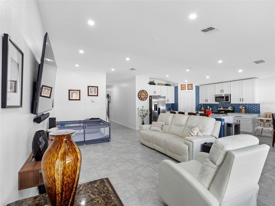 На продажу: $445,000 (4 спален, 2 ванн, 1985 Квадратных фут)