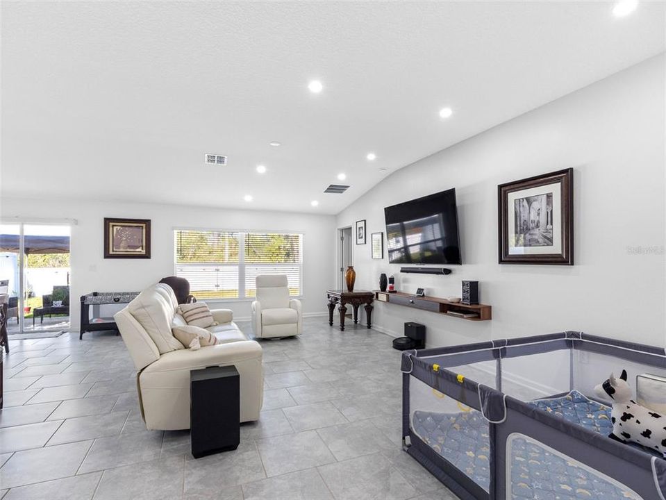 На продажу: $445,000 (4 спален, 2 ванн, 1985 Квадратных фут)