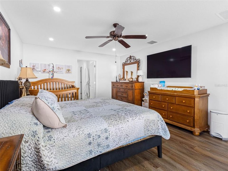 На продажу: $445,000 (4 спален, 2 ванн, 1985 Квадратных фут)