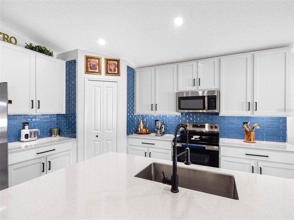 На продажу: $445,000 (4 спален, 2 ванн, 1985 Квадратных фут)