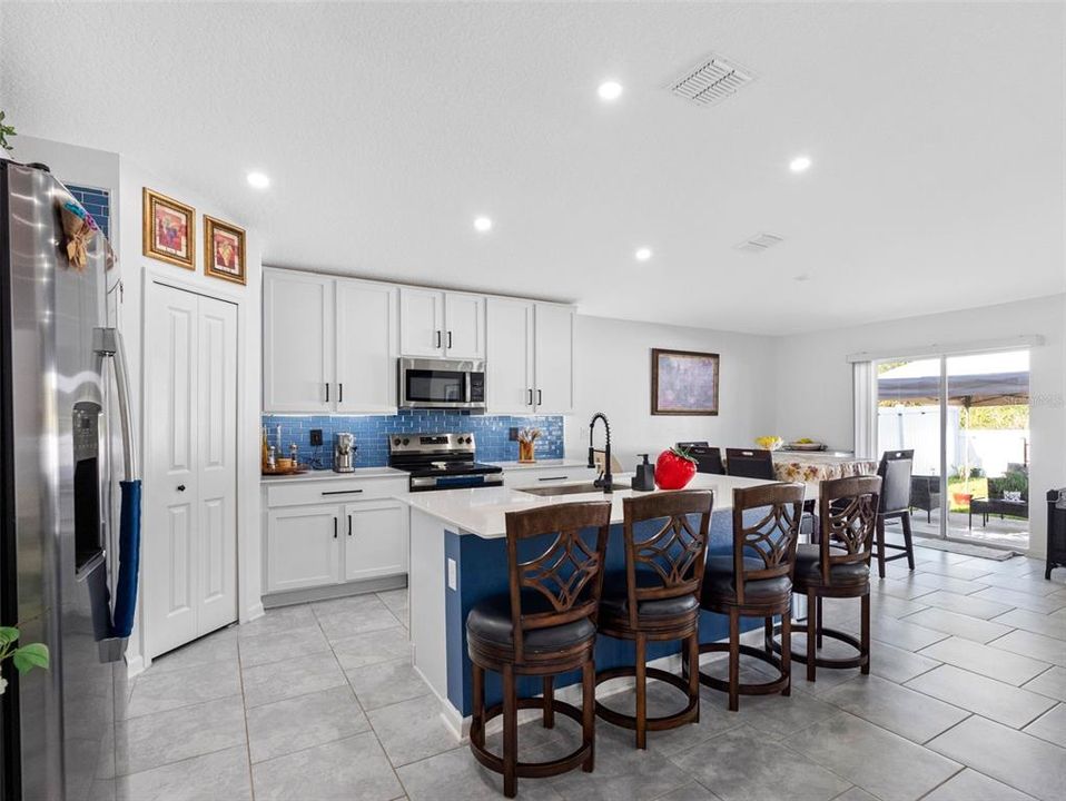 На продажу: $445,000 (4 спален, 2 ванн, 1985 Квадратных фут)