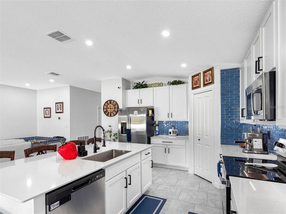 На продажу: $445,000 (4 спален, 2 ванн, 1985 Квадратных фут)