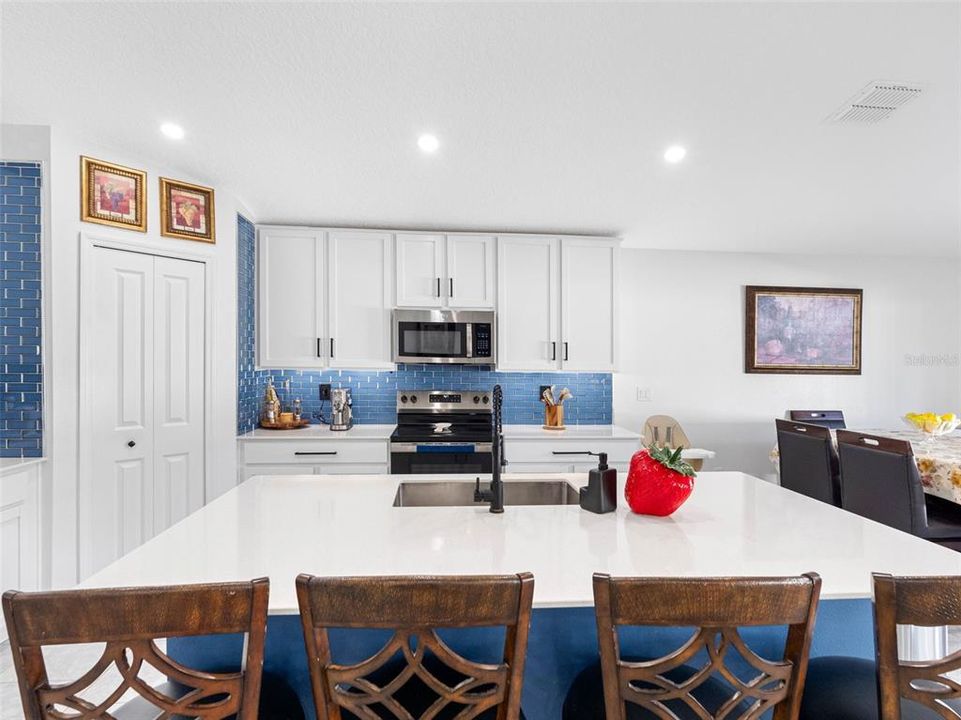 На продажу: $445,000 (4 спален, 2 ванн, 1985 Квадратных фут)