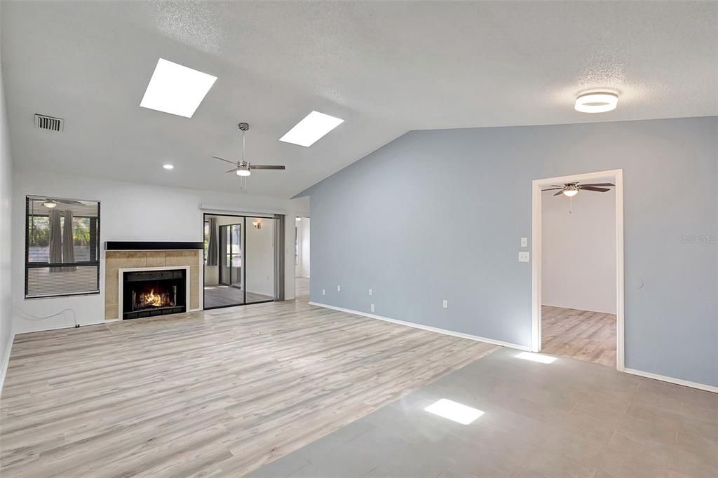 На продажу: $359,900 (3 спален, 2 ванн, 1500 Квадратных фут)