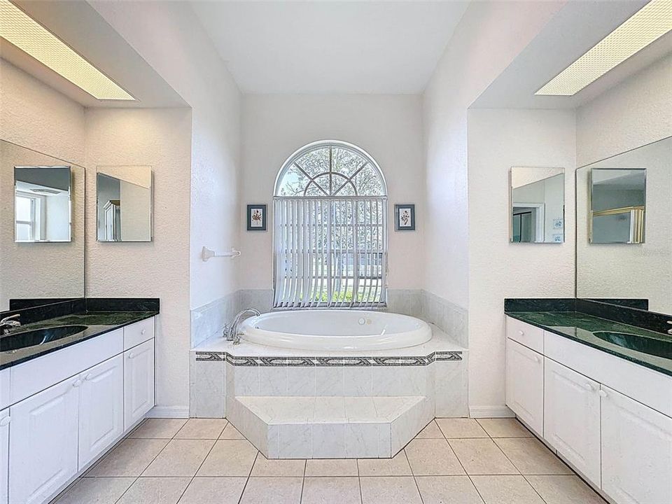 待售: $349,000 (3 贝兹, 3 浴室, 2384 平方英尺)