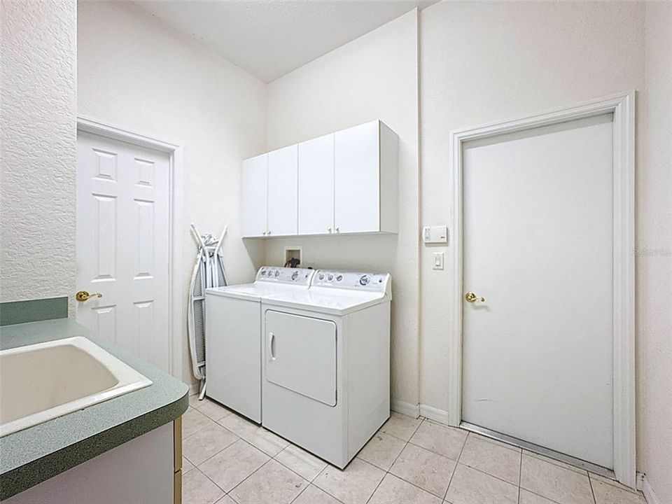 待售: $349,000 (3 贝兹, 3 浴室, 2384 平方英尺)