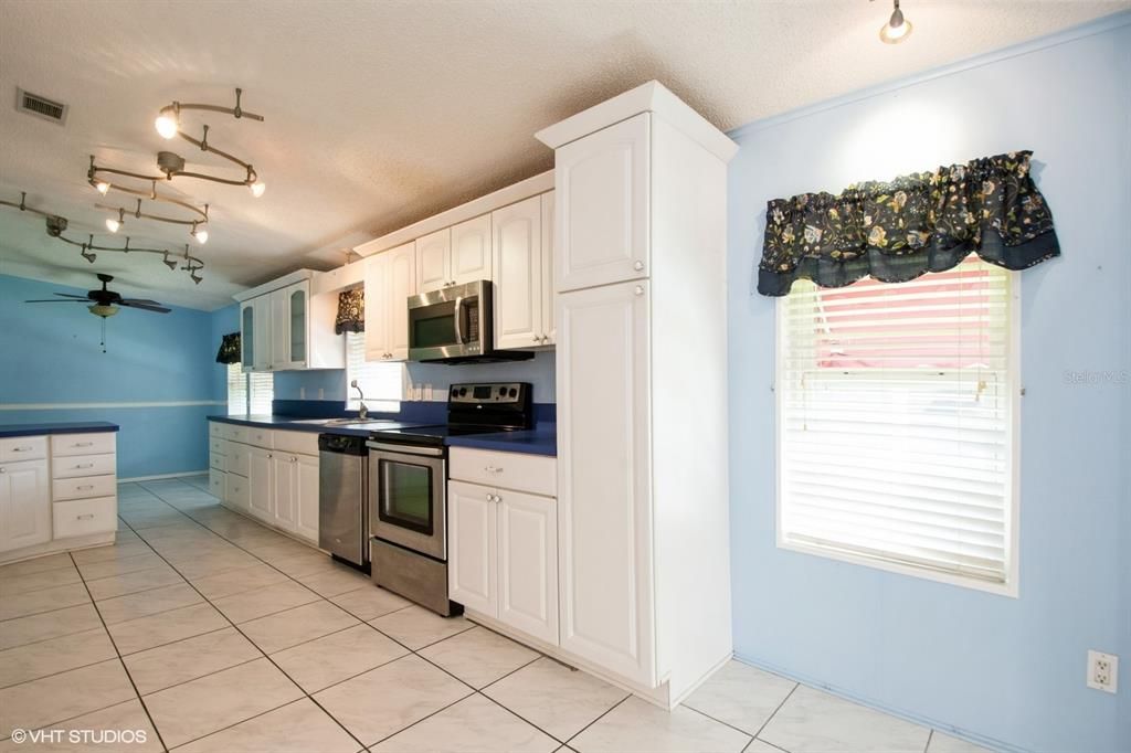 Active With Contract: $150,000 (3 beds, 2 baths, 1296 Square Feet)