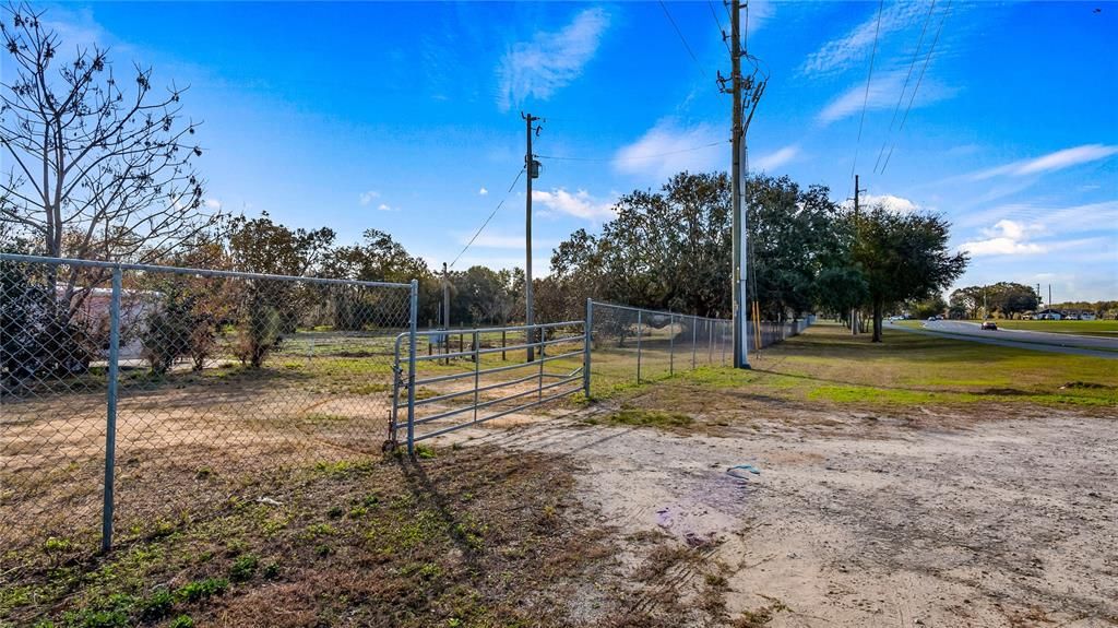 待售: $985,000 (6.41 acres)