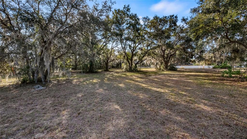 待售: $985,000 (6.41 acres)