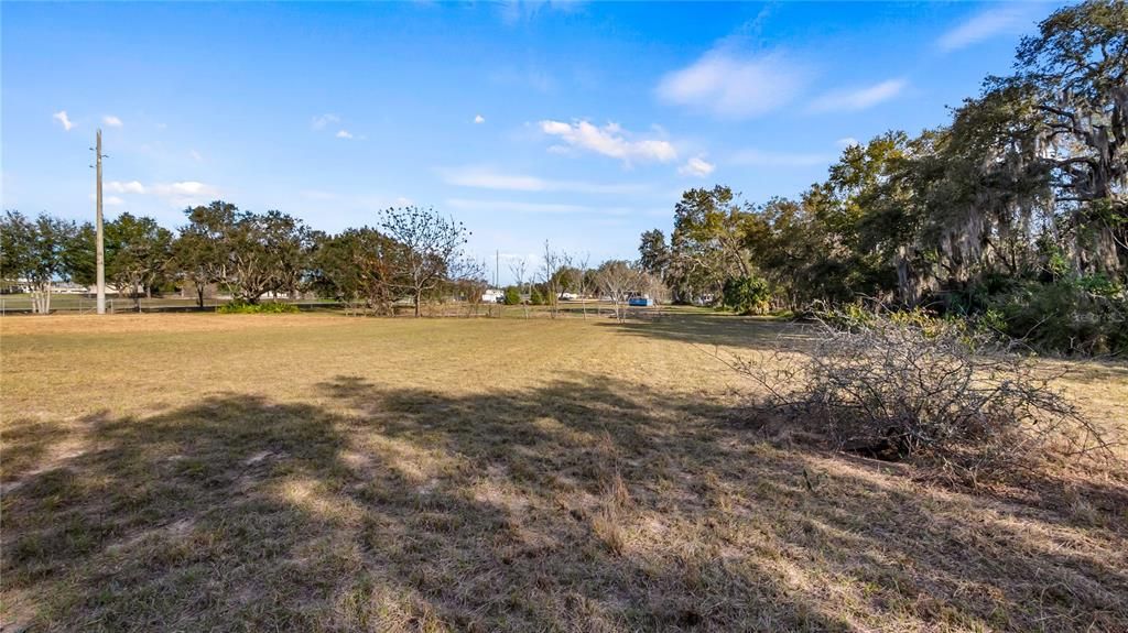 待售: $985,000 (6.41 acres)