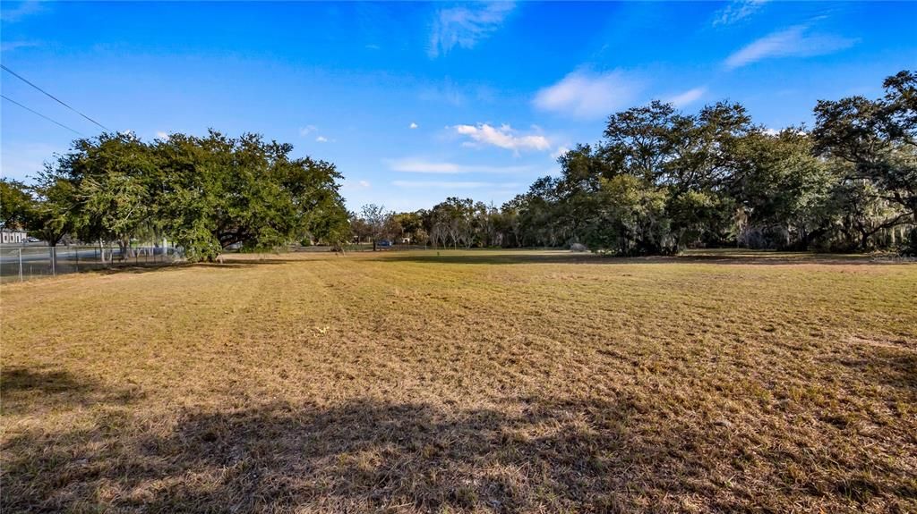 待售: $985,000 (6.41 acres)