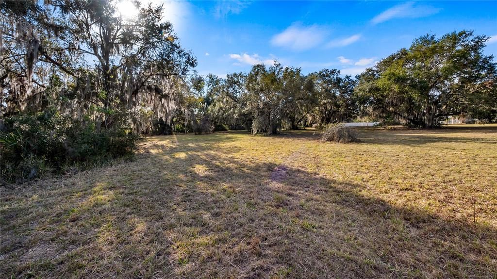 待售: $985,000 (6.41 acres)