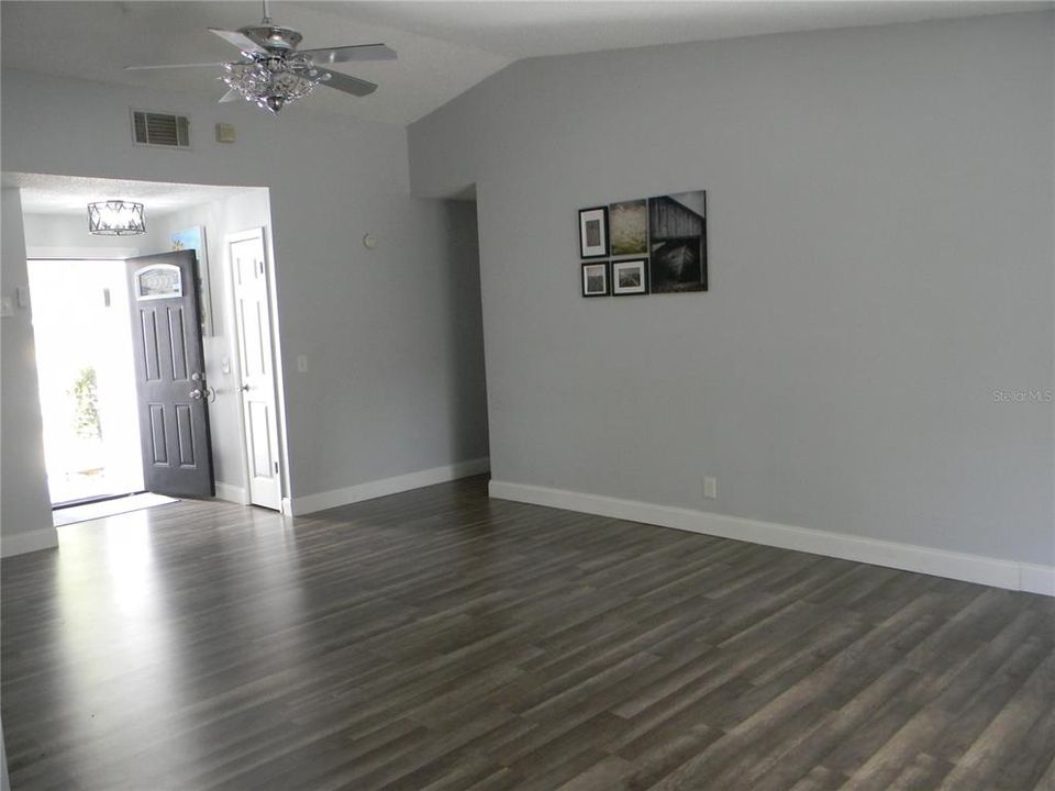 For Sale: $277,500 (3 beds, 2 baths, 1111 Square Feet)