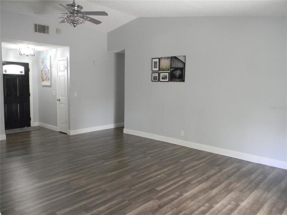 For Sale: $277,500 (3 beds, 2 baths, 1111 Square Feet)